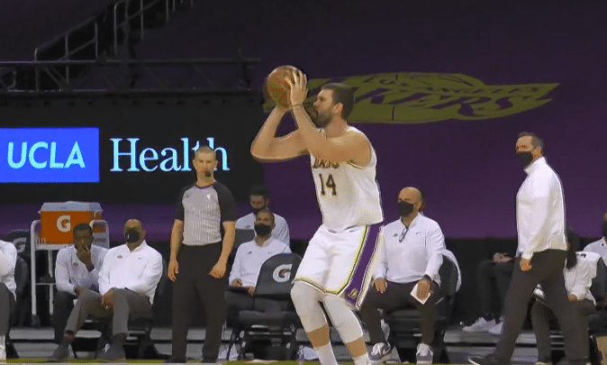 险胜摆烂队！湖人2连胜，施罗德24分，关键时刻连续6罚全中