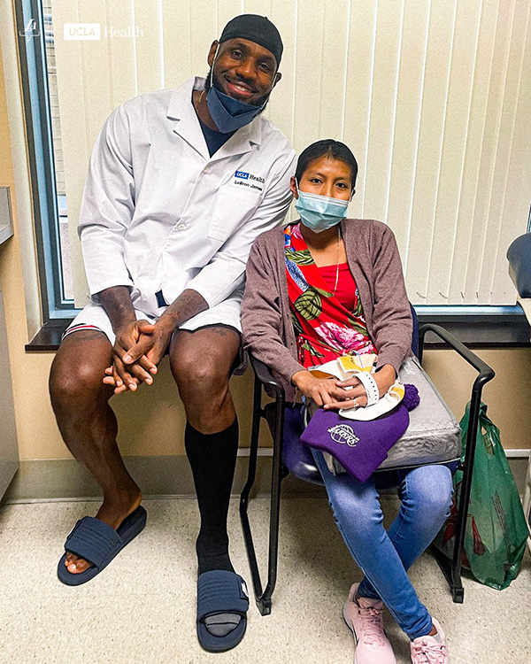 湖人众将探望病人：詹姆斯穿白大褂微笑合影 官宣全新紫金配色主场