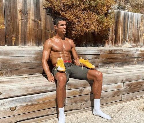 C罗晒八块腹肌！11小时点赞破700万！