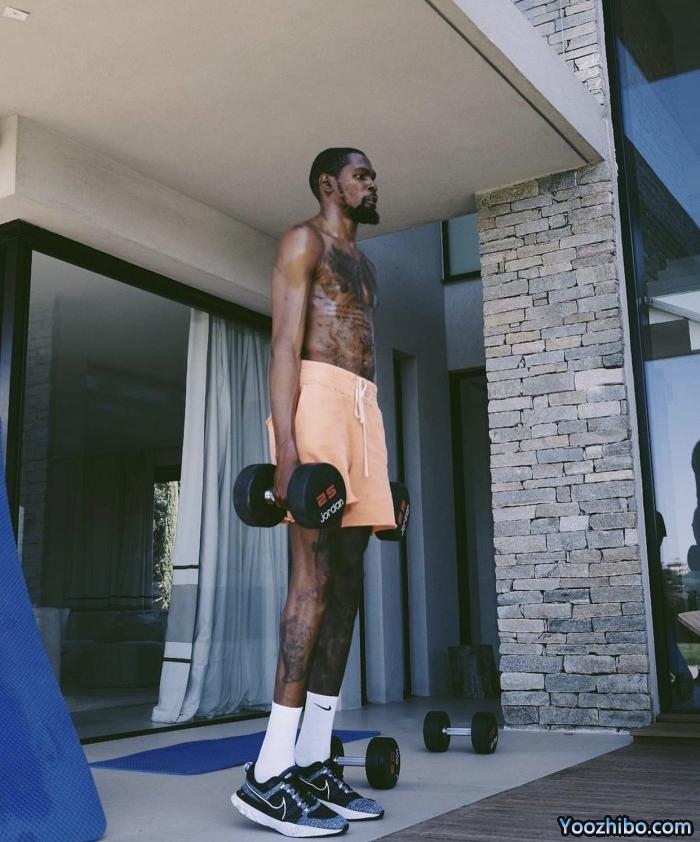 杜兰特最新训练照曝光！赤膊苦练露腹肌 KD哥哥力挺他加盟太阳