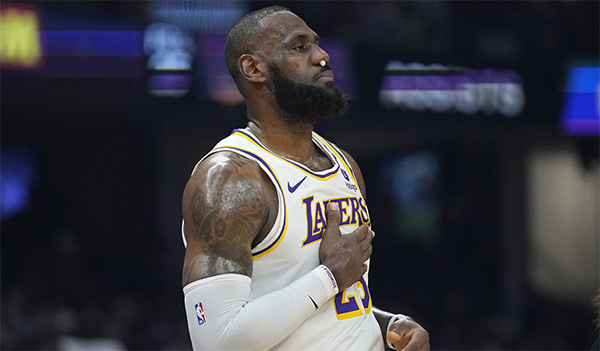 创纪录！詹姆斯战旧主22+6+6，流血单膝跪地，被打头引争议