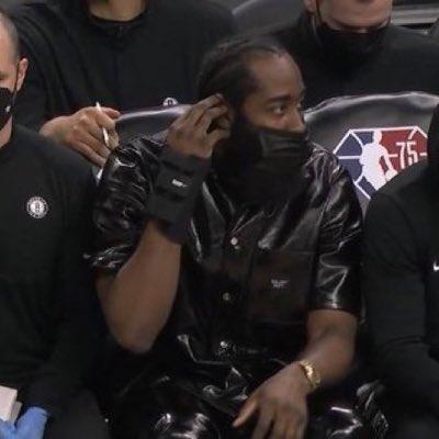 哈登戴护具观战！勇网两大巨星说悄悄话，库里衣领捂嘴，欧文笑着盯着他