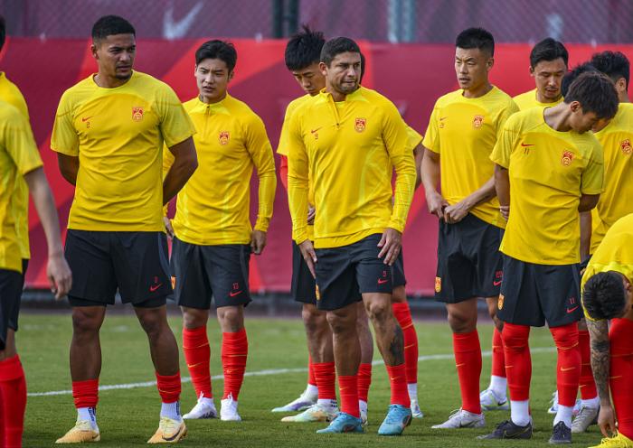 26岁中超豪门后卫驰援国足！某队5000万打到他母亲账户上挖人