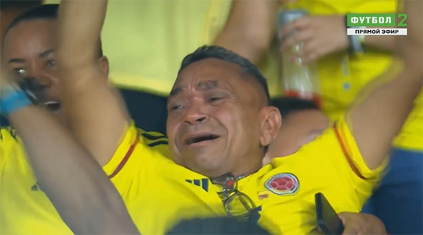 催泪！迪亚斯轰两球逆转巴西，父亲看台痛哭，被绑架刚被释放