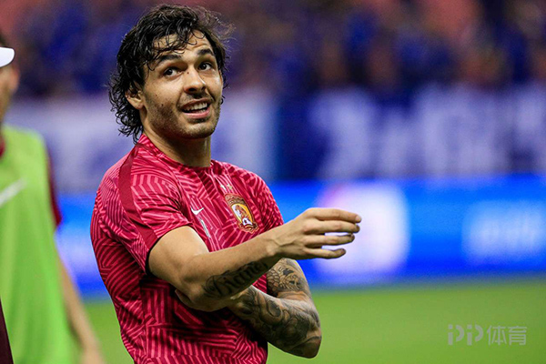 巴西媒体：31岁的前广州恒大球员高拉特决定退役
