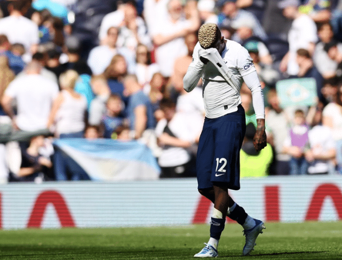 英超争四大乱0-1、0-1！热刺断崖+13冠王大雪崩，判官来袭：2连胜