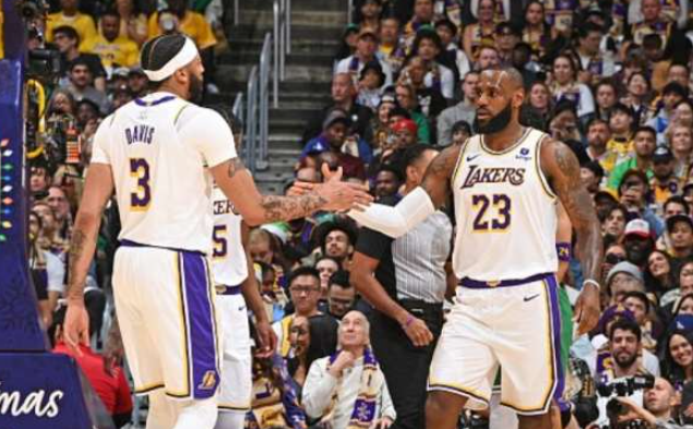 詹姆斯大笑拥抱塔图姆：输球后与绿军众将热聊 全场仅16分提前认输