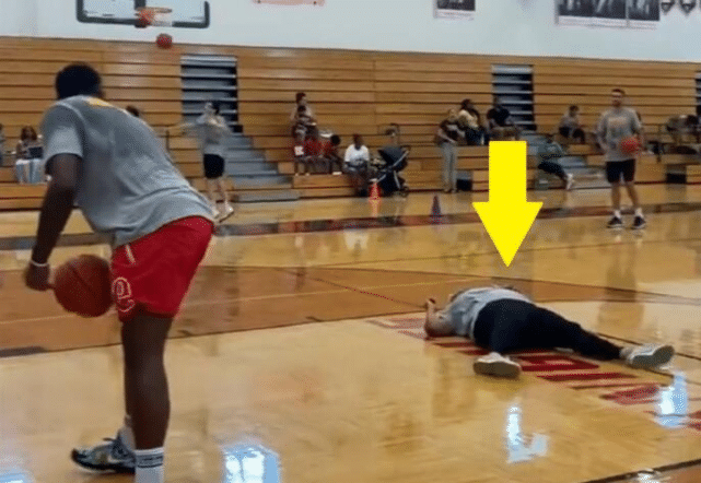 这是亲生儿子吗？篮网新援背身单打晃倒老妈：先把球打进再去扶她