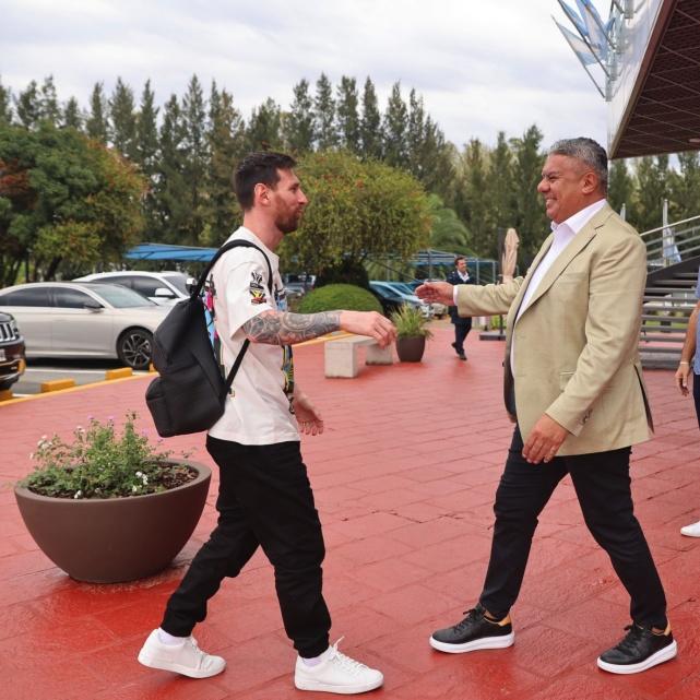 阿根廷足协主席亲自迎接梅西归队