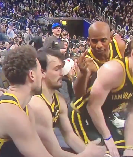 保罗朝克莱竖中指一幕曝光 勇士旧将跑错更衣室：库里因他捂头狂笑