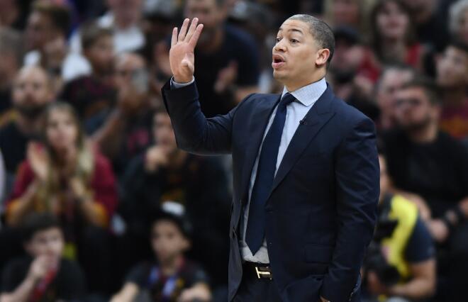 老大报销，老二也重伤！抬眼一看，西部第7，沃格尔脸被打肿了