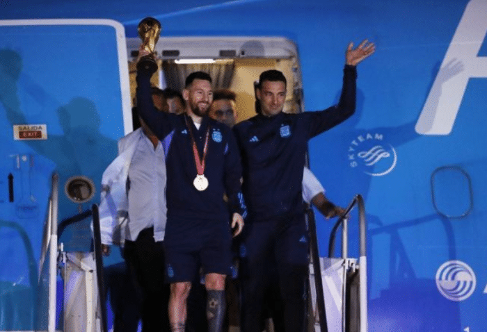 阿根廷夺冠游行！梅西5将遭遇惊险一幕，还好反应快