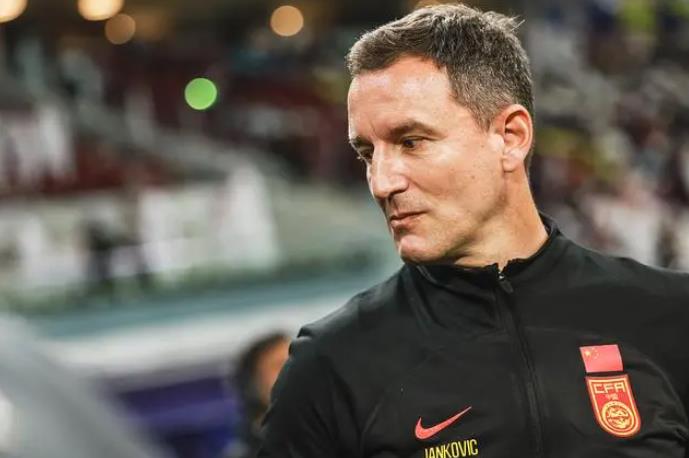 足协官宣，59岁名帅上任，赶赴北京亮相，薪酬曝光，郑智支持