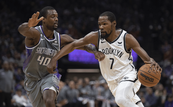 杜兰特提前一节投降：篮网耻辱惨败 KD表情沮丧西蒙斯却露出笑容