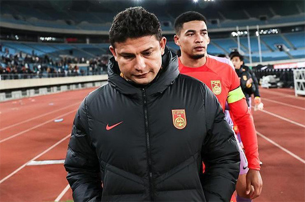 34岁艾克森为踢亚洲杯拒手术，落选国足后或告别中超甚至退役