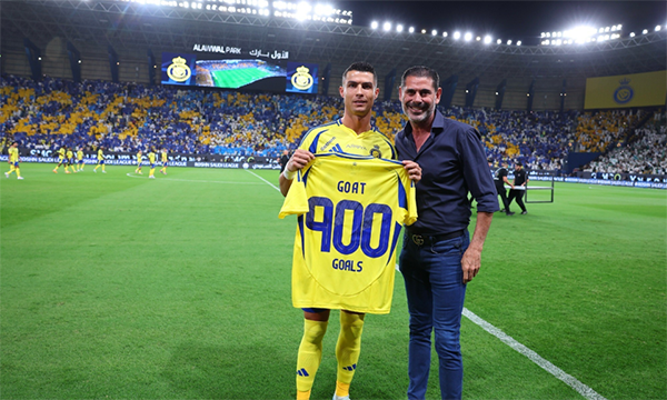 C罗的荣耀时刻：900 球纪念球衣与 “GOAT”，球迷巨型 TIFO 表敬意