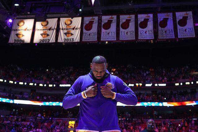 老詹晒照示爱热火引热议，1小时点赞破65万！背后总冠军旗帜抢镜