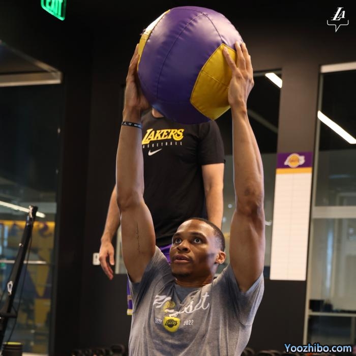 湖人备战新赛季：詹姆斯赤膊苦练威少亮相 众人合练浓眉不在现场