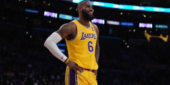 詹姆斯狂刷多项历史纪录，詹中锋5胜0负！一神迹超越乔丹成历史第一人