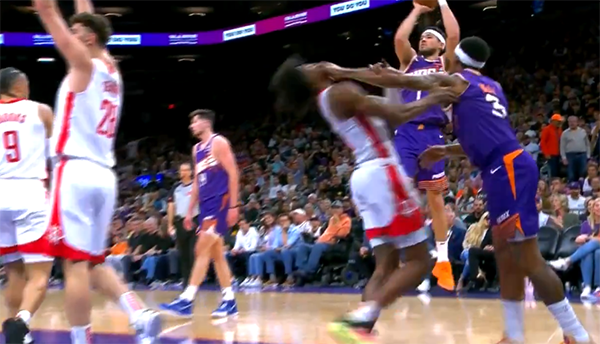 NBA火爆冲突：比尔拿球砸人后与杰伦相互推搡 连吃两T被驱逐离场