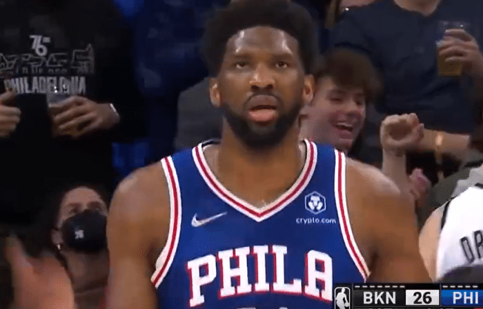 炸裂！恩比德顶飞254斤庄神，与阿杜火爆对骂，单节13罚全场沸腾