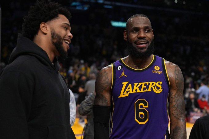 詹姆斯与布里奇斯说笑引不满 赛后三球也和他击掌并开心庆祝胜利