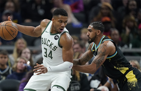 字母哥54+12刷爆纪录：连续致命失误葬送比赛 无奈空砍沮丧离场