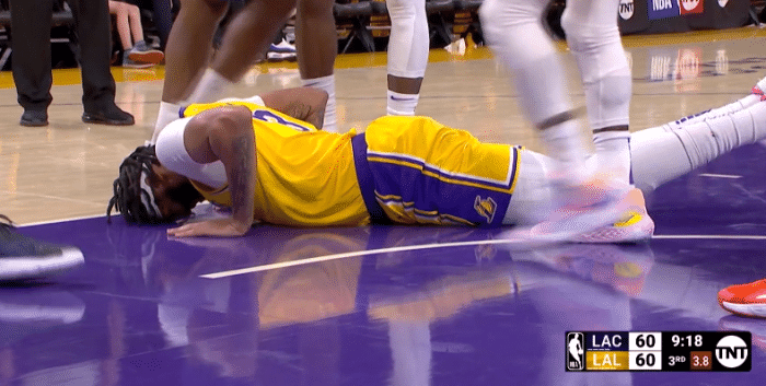 湖人惊险一幕：浓眉重摔倒地险受伤并接受治疗 小卡第一时间关心他