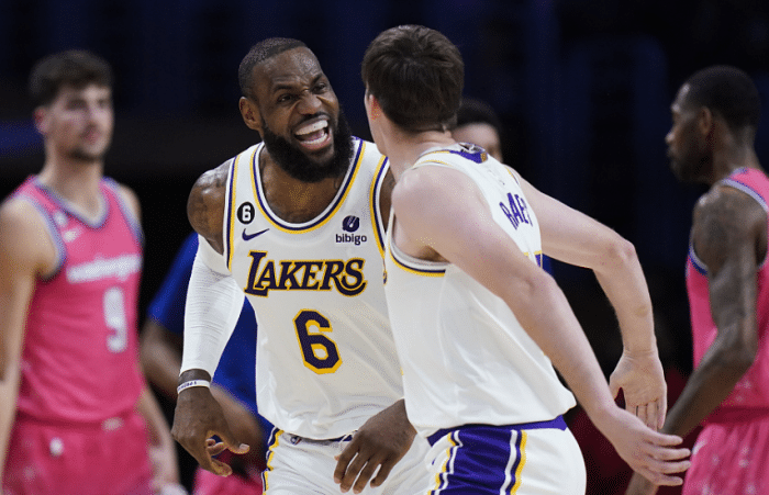 詹皇制胜助攻连续4场30+：空接暴扣大笑庆祝 末节13+4统治比赛