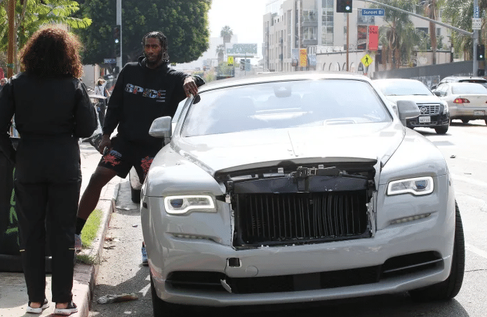 詹姆斯前队友遭遇车祸！豪车被撞毁仍一脸平静，夫妻二人都没受伤