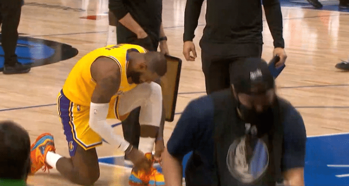 詹皇崴脚痛苦倒地，拒绝休息！半场9投15分拥抱东契奇咧嘴大笑