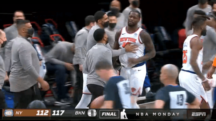 为何吹罚兰德尔走步？主裁解释争议吹罚，这下利指导明白了吧