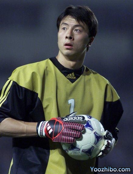 因寻欢险入狱，男足世界杯门将退役路边卖樱桃