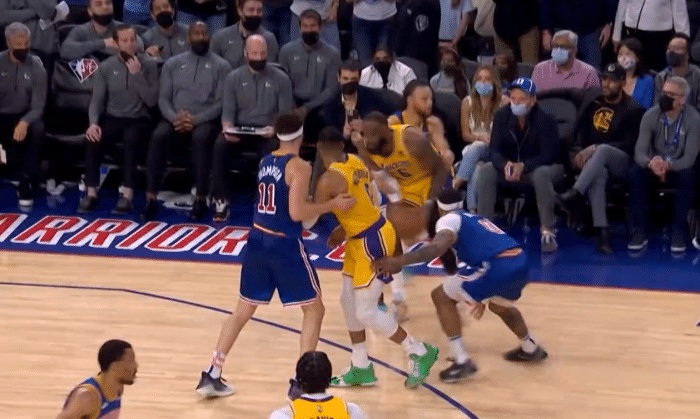 詹姆斯三分造库里犯规引争议！输球后沮丧离场，没有心情搭理库里