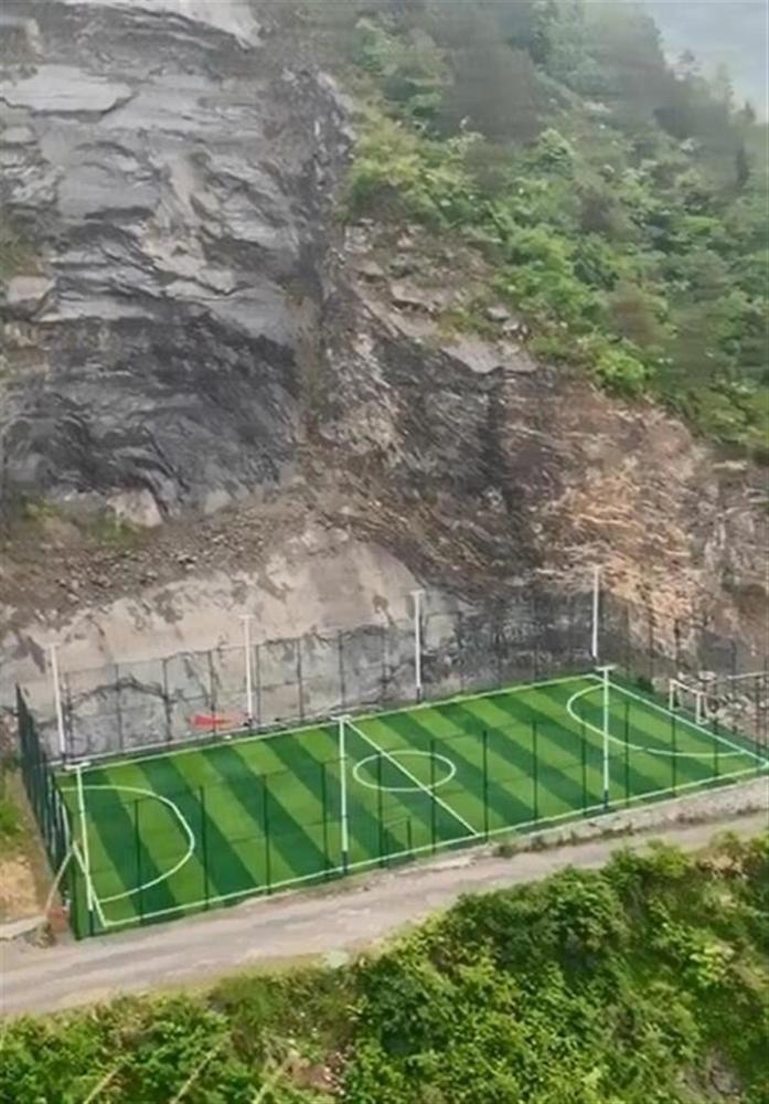 重庆荒山上建球场？官方回应：为带动旅游业
