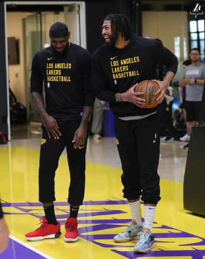 詹皇赤膊上阵，教练点头称赞：篮球防守新策略揭秘