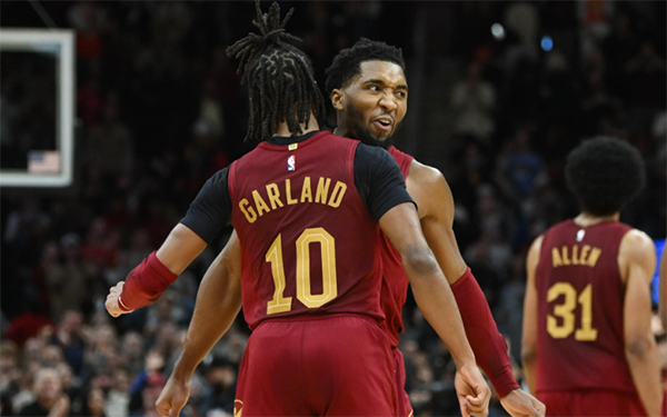 骑士新赛季前瞻：冲冠需翻过绿军雄鹿两座大山