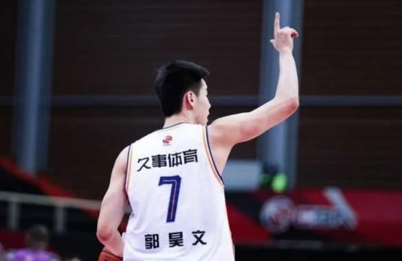 震惊！24岁中国篮球新星涉嫌违法，遭禁赛风波持续发酵