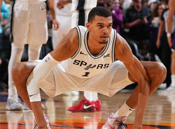 文班亚马狂刷11大纪录！赛后拥抱逗笑KD 名嘴：他是7尺4版杜兰特