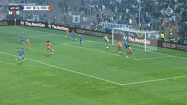 曼联4250万引援成 “软脚虾”！17场球荒，破门良机竟变回传，阿莫林仍留用？