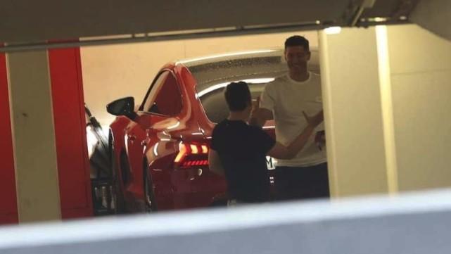 莱万重返拜仁总部道别！球迷因爱生恨，夹道大喊“皇马加油”羞辱他