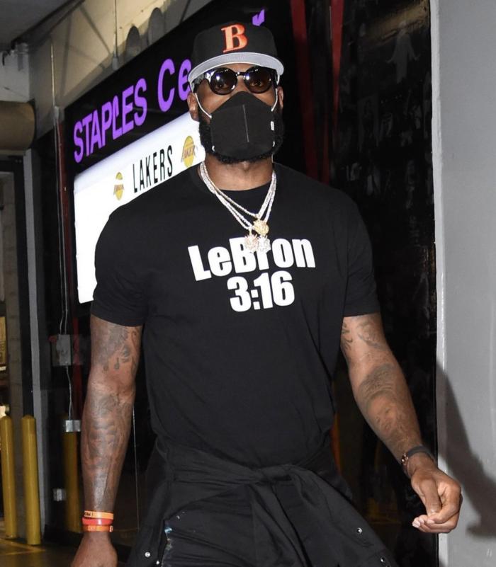 詹皇又提前数小时备战，入场照太霸气+T恤抢镜：勒布朗要狠狠地揍你们