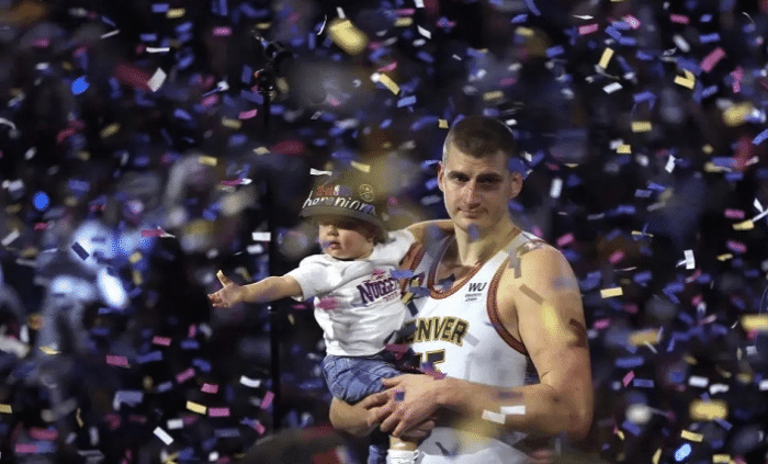 掘金夺冠效应！约基奇祖国庆祝，中国企业赚翻，举办冠军游行