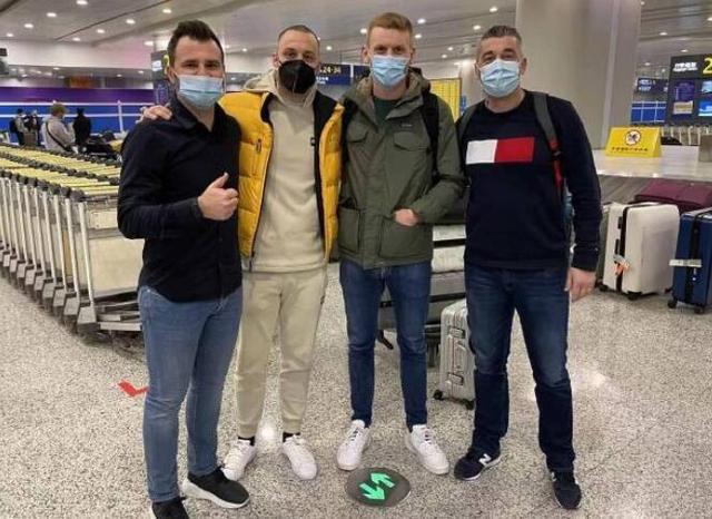 记者：上港新任主帅莱科抵达上海，阿瑙同机抵达