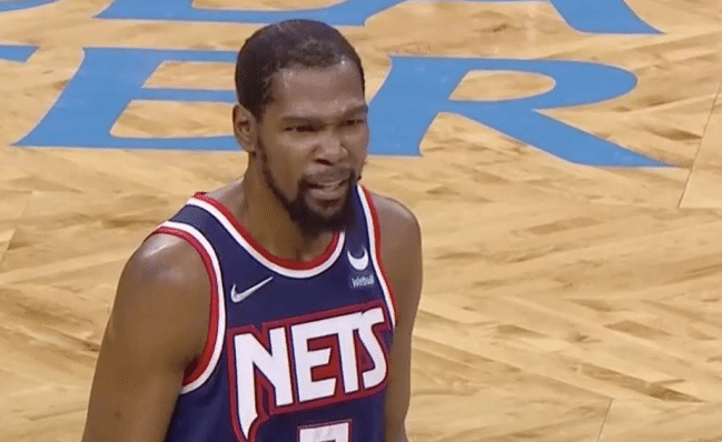 杜兰特掉鞋纳什被迫暂停，尴尬！空中摘板被森林狼悍将“抢劫”