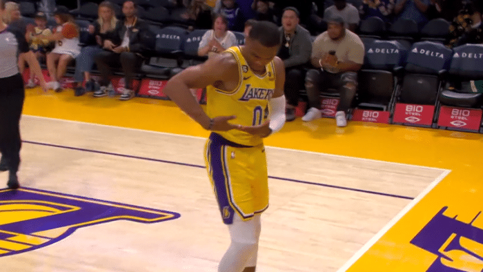 NBA季前赛：詹姆斯7中0浓眉两双吃T 三巨头仅打两节提前打卡