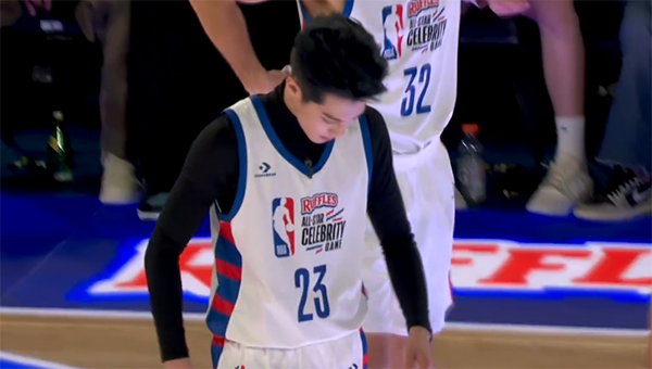 NBA全明星名人赛！王鹤棣身穿23号致敬詹皇 连得8分与队友撞胸庆祝