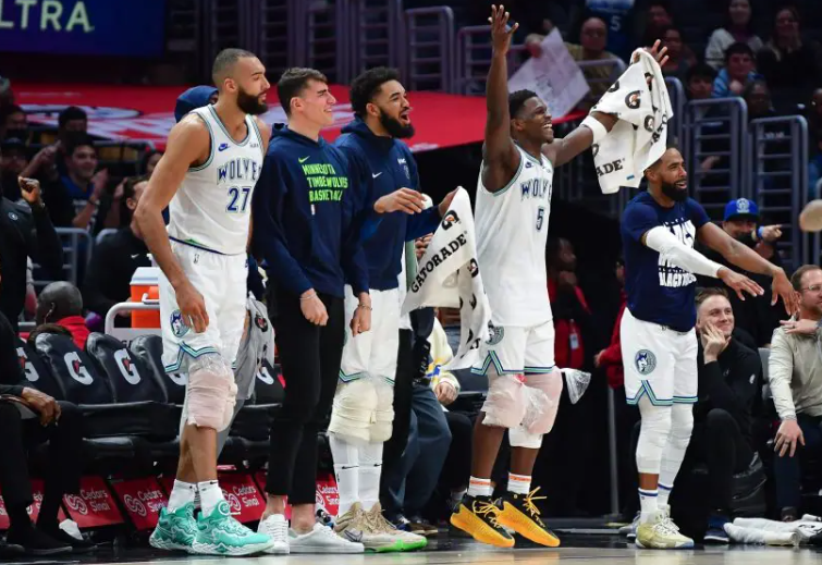 森林狼球员爆粗嘲讽快船曝光：球员通道大喊他们太老太差劲了