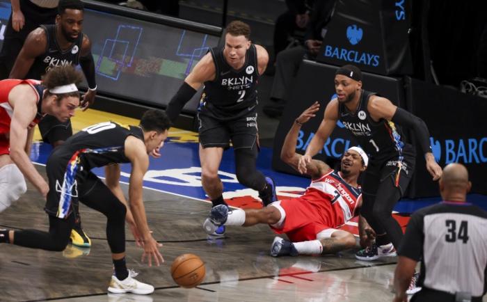 上热搜！格里芬赛后太开心，威少在哈登面前秀胸肌，欧文比尔换球衣！