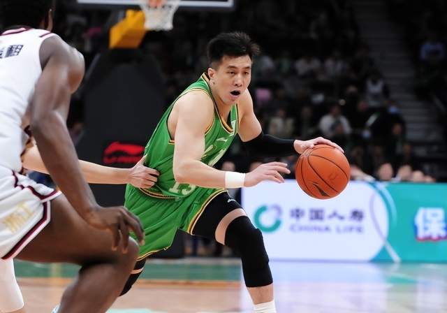 付豪将被禁赛，一肘打崩3颗牙！卫冕冠军连遭打击，郭艾伦又伤了